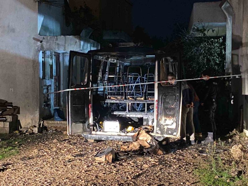 antalyada-park-halindeki-minibus-alev-alev-yandi