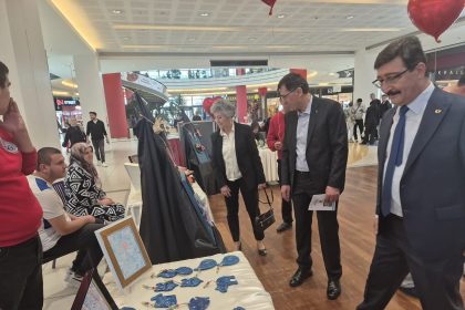 baskan-kahveci-ozel-cocuklarin-eserlerini-inceledi