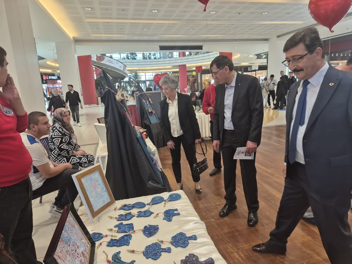 baskan-kahveci-ozel-cocuklarin-eserlerini-inceledi