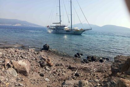 bodrumda-yelkenli-tekne-karaya-oturdu