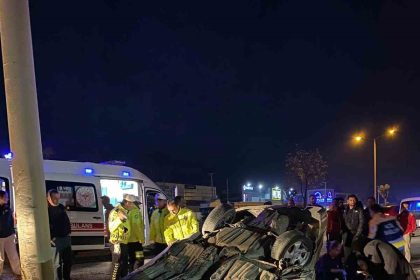 boluda-once-refuje-ardindan-elektrik-diregine-carpan-otomobil-tepetaklak-oldu-1-yarali