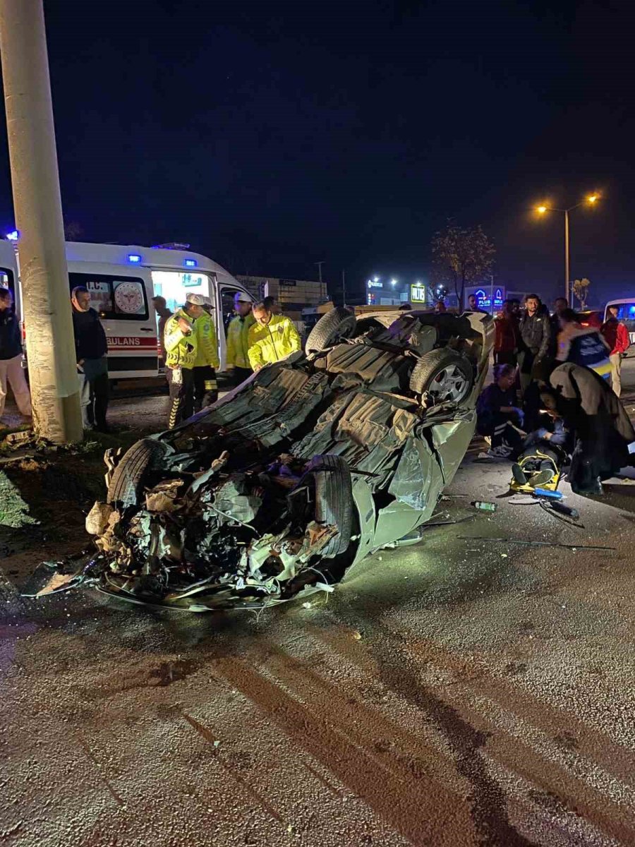 boluda-once-refuje-ardindan-elektrik-diregine-carpan-otomobil-tepetaklak-oldu-1-yarali