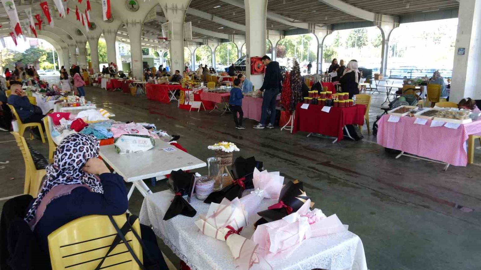 bu-carsida-sadece-kadinlarin-el-emekleri-satiliyor