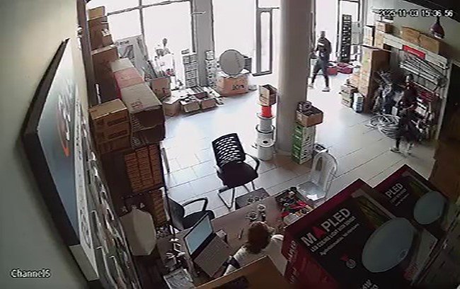 bursada-hissedilen-deprem-ani-kameraya-yansidi