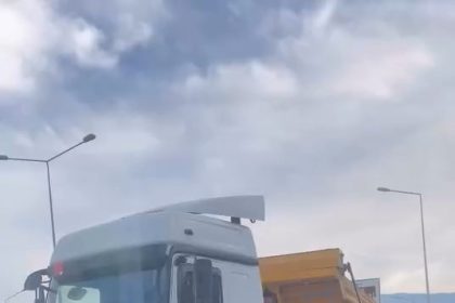 bursada-ters-seritten-giren-kamyon-pes-dedirtti