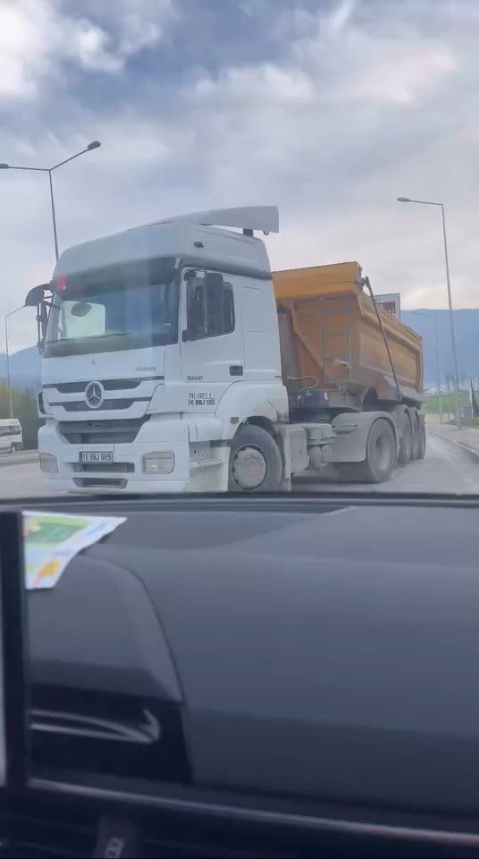 bursada-ters-seritten-giren-kamyon-pes-dedirtti