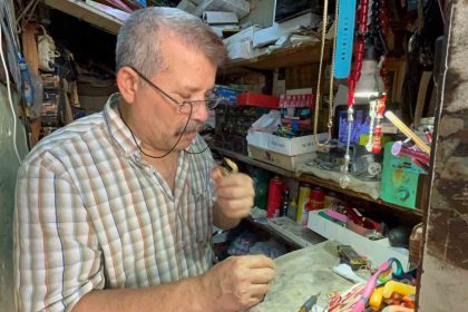 cakmagini-tamir-ettigi-doktorun-kendine-verdigi-cakmak-doktoru-unvaniyla-40-yildir-ekmek-parasini-kazaniyor