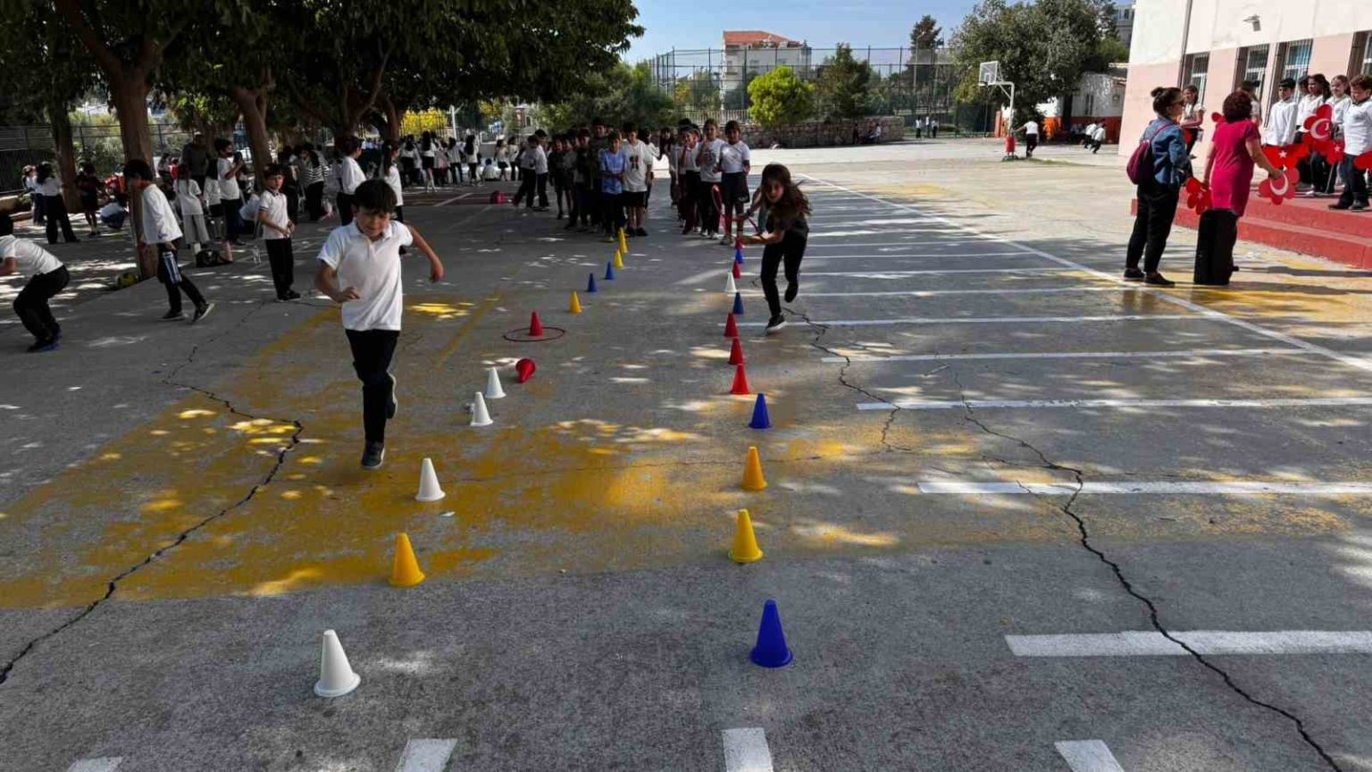 cocuklar-hem-egleniyor-hem-sporu-seviyor