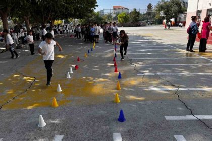 cocuklar-hem-egleniyor-hem-sporu-seviyor