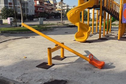 cocuklarin-oyun-alani-tahrip-edildi-zemin-kaplamalari-atese-verildi