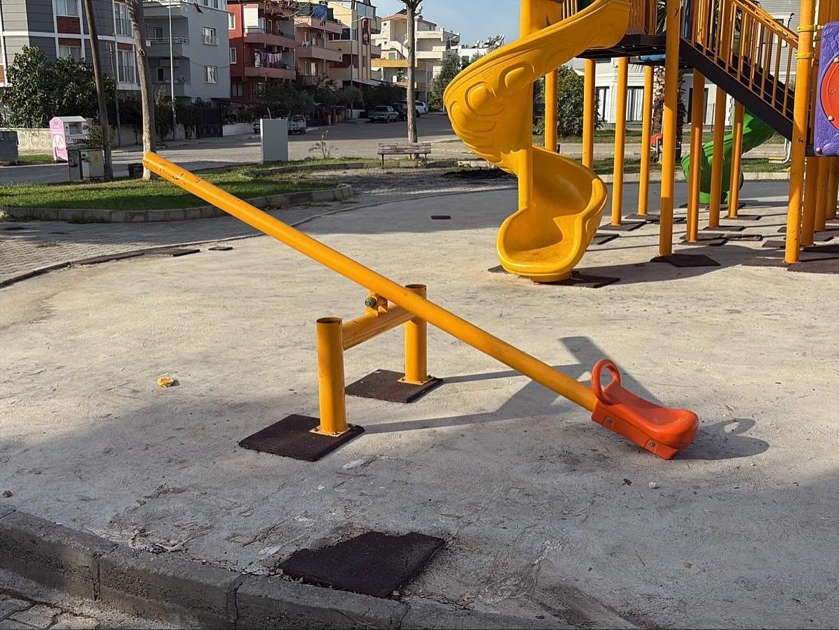 cocuklarin-oyun-alani-tahrip-edildi-zemin-kaplamalari-atese-verildi