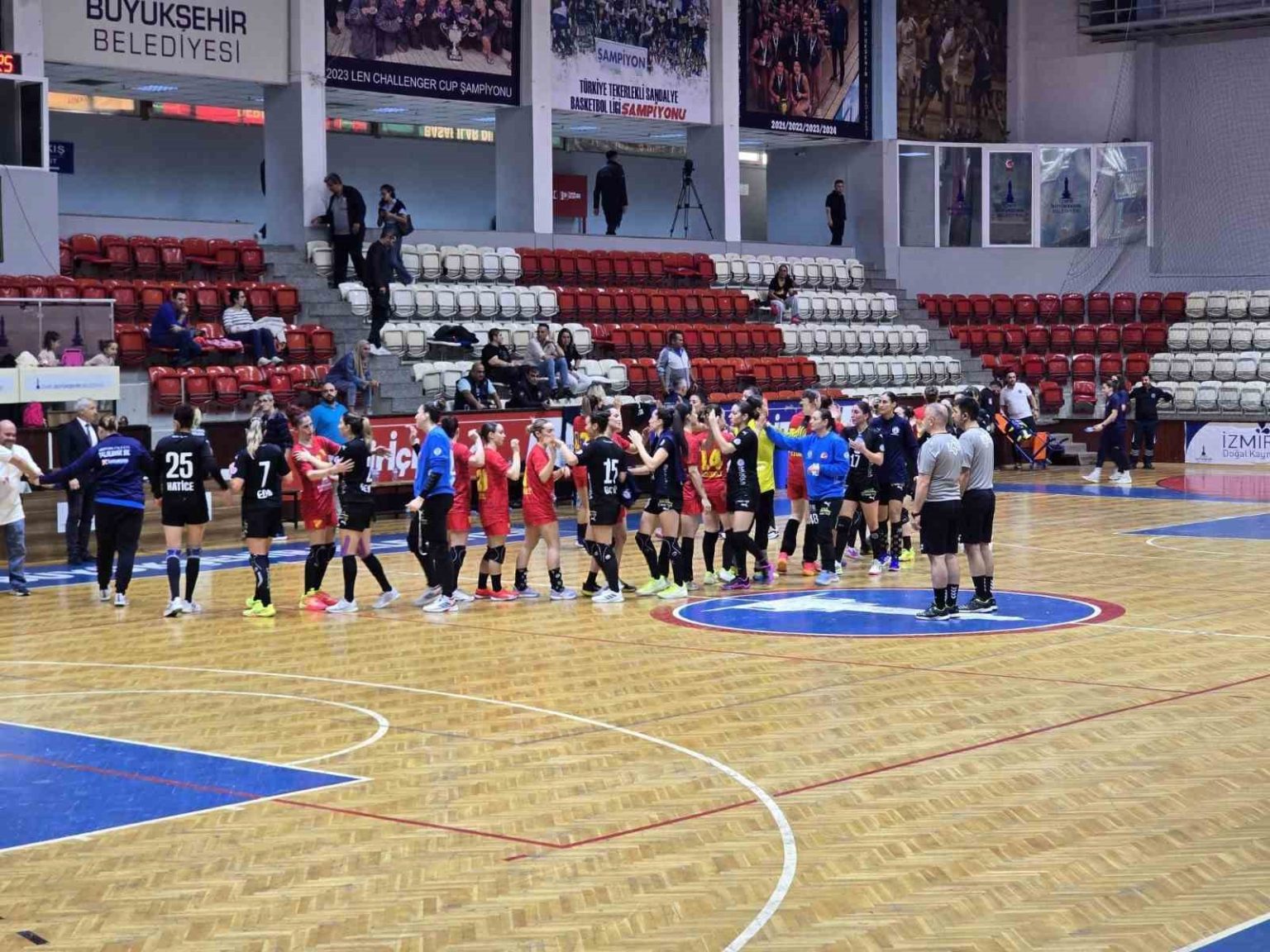 denizin-kizlari-ilk-yarinin-son-macindan-galip-ayrildi