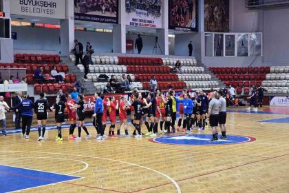 denizin-kizlari-ilk-yarinin-son-macindan-galip-ayrildi