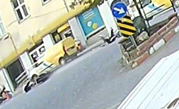 denizlide-akil-almaz-kaza-sinyali-koluyla-verince-motosikletliyi-yere-dusurdu