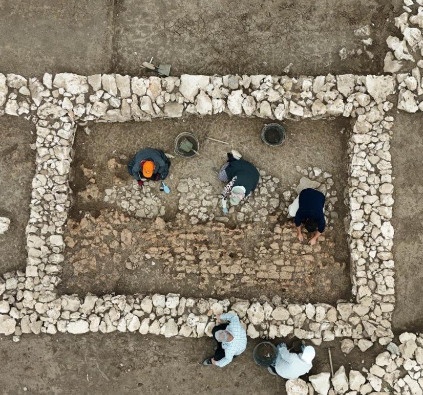 diyarbakirda-5-bin-yil-once-depremin-yiktigi-yapinin-enkazi-ortaya-cikartildi