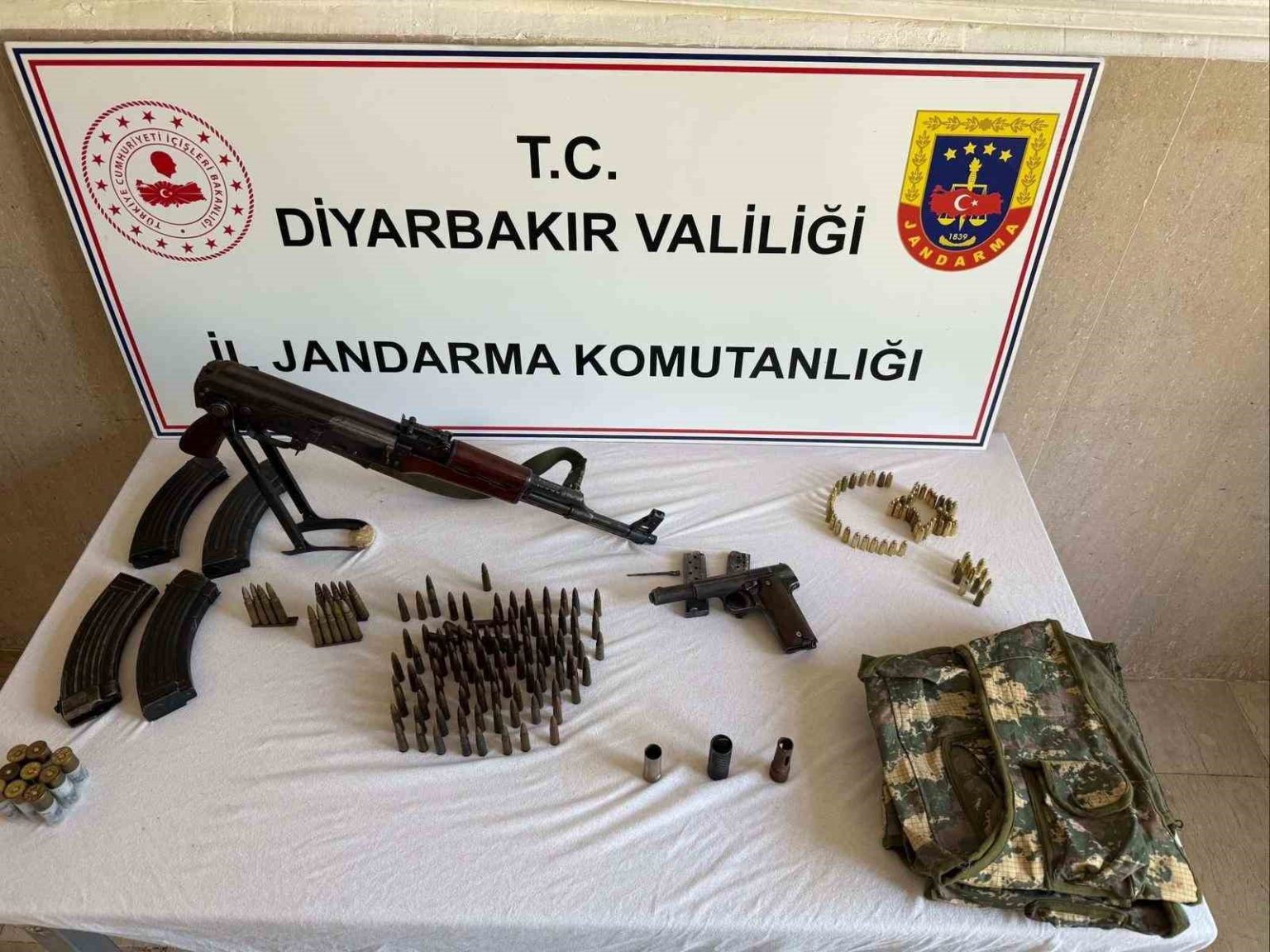 diyarbakirda-jandarma-operasyonlarinda-cok-sayida-silah-ve-muhimmat-ele-gecirildi