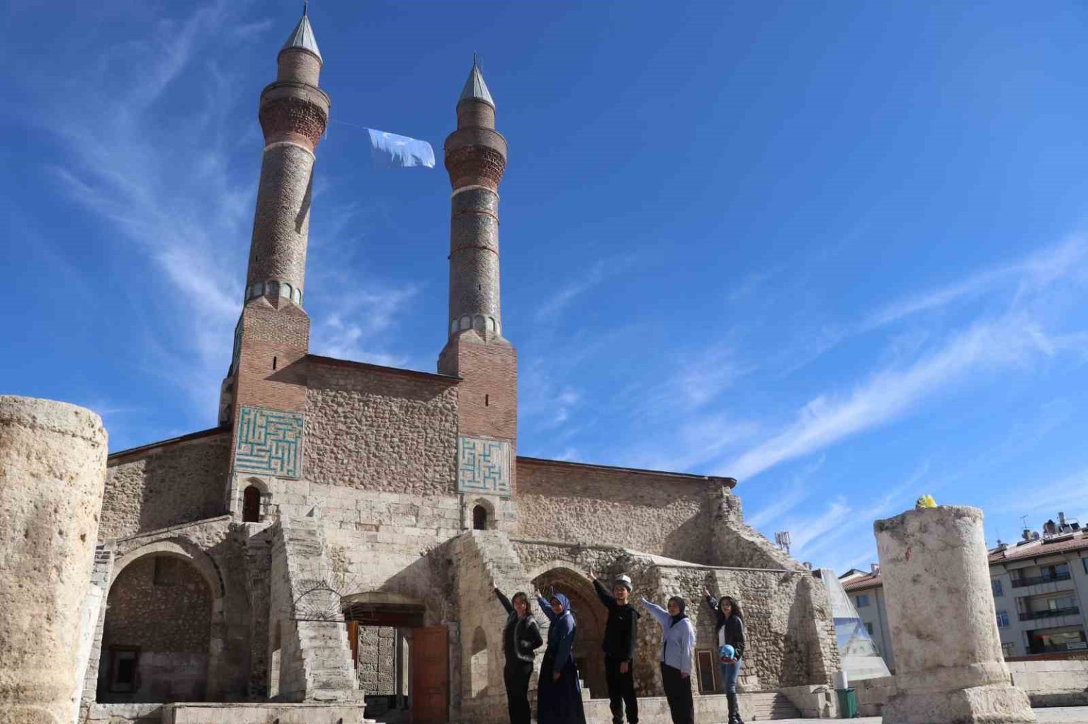 dogu-turkistandaki-zulme-dikkat-cekmek-istediler-8-asirlik-medreseye-dogu-turkistan-bayragi-astilar