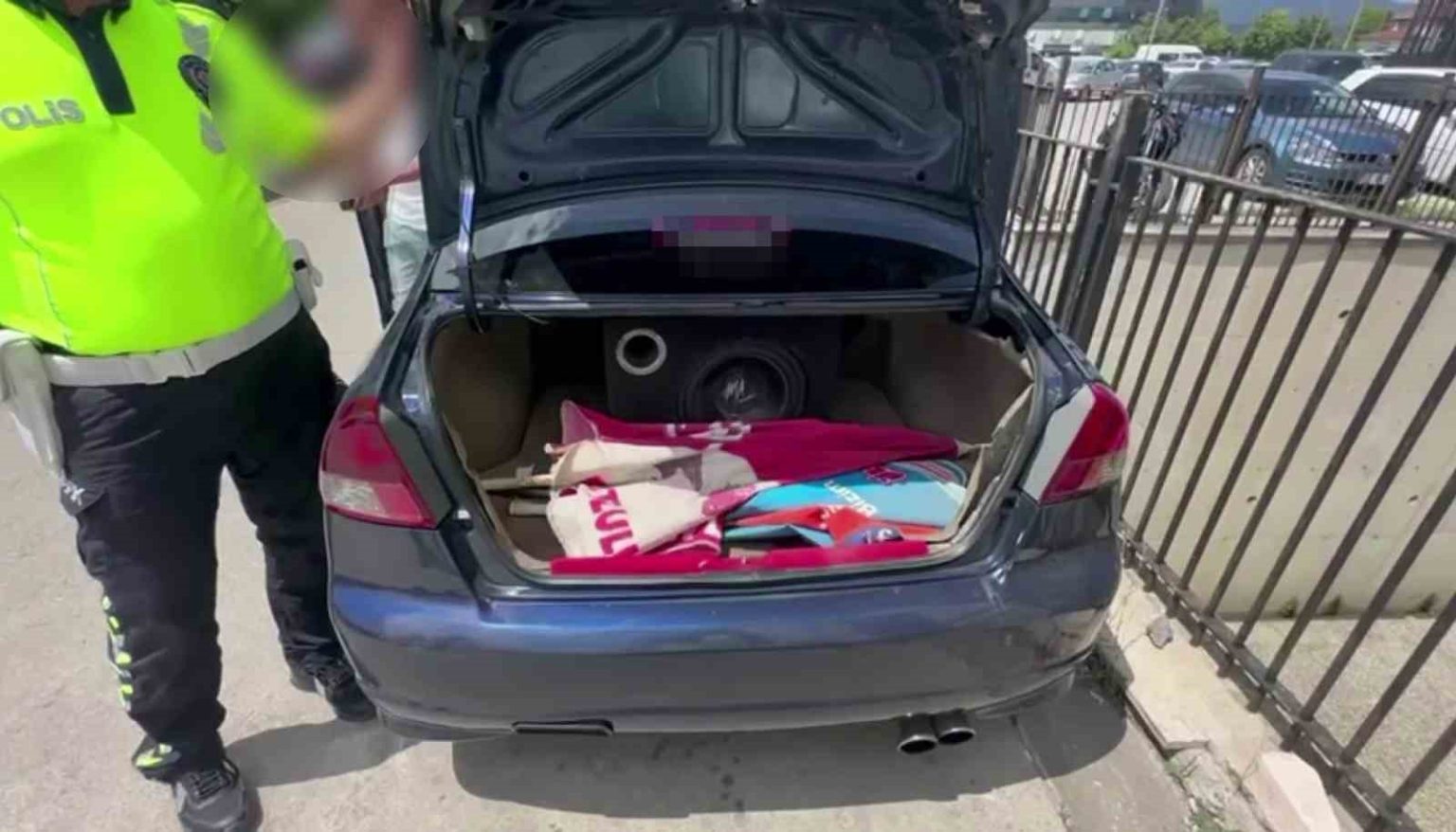 duzcede-abart-egzoz-ve-ses-sistemi-ile-cevreyi-rahatsiz-eden-116-surucuye-ceza