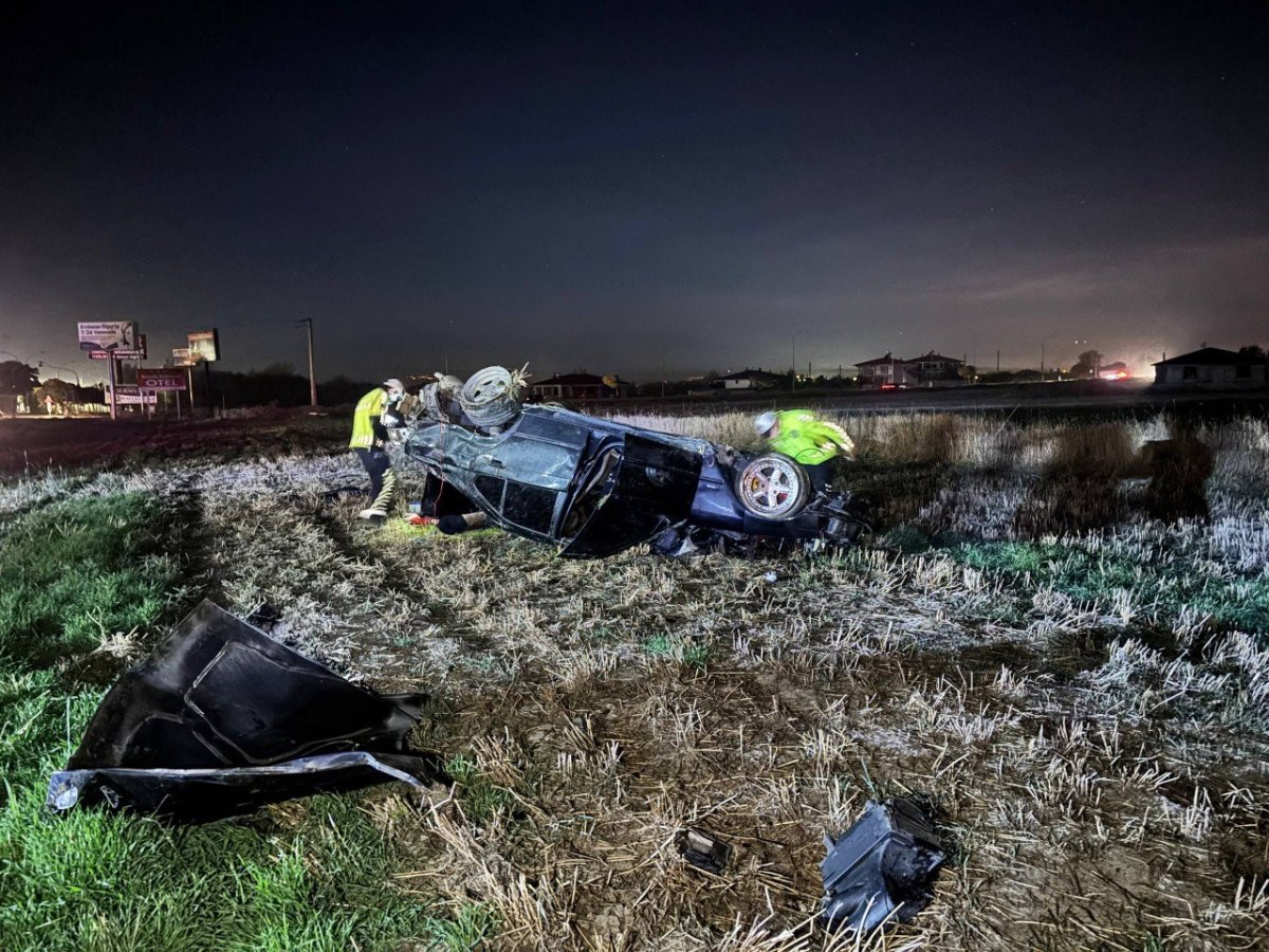 erzincanda-takla-atan-otomobilde-2-kisi-yaralandi