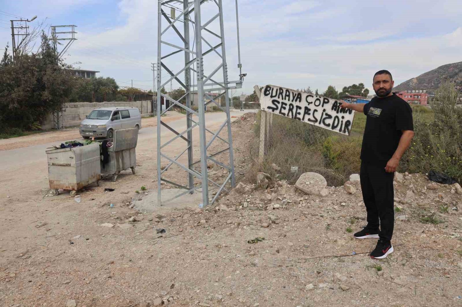 evinin-yanindaki-araziye-cop-atanlardan-bikti-cozumu-buraya-cop-atan-serefsizdir-yazisiyla-buldu