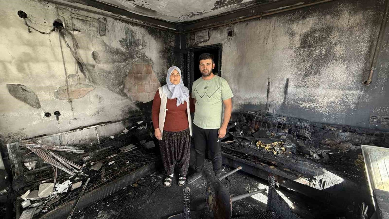 evleri-yanginda-kule-dondu-aile-canini-zor-kurtardi