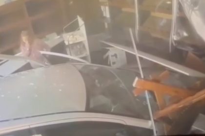 firina-dalan-otomobil-ortaligi-savas-alanina-cevirdi-o-anlar-kamerada