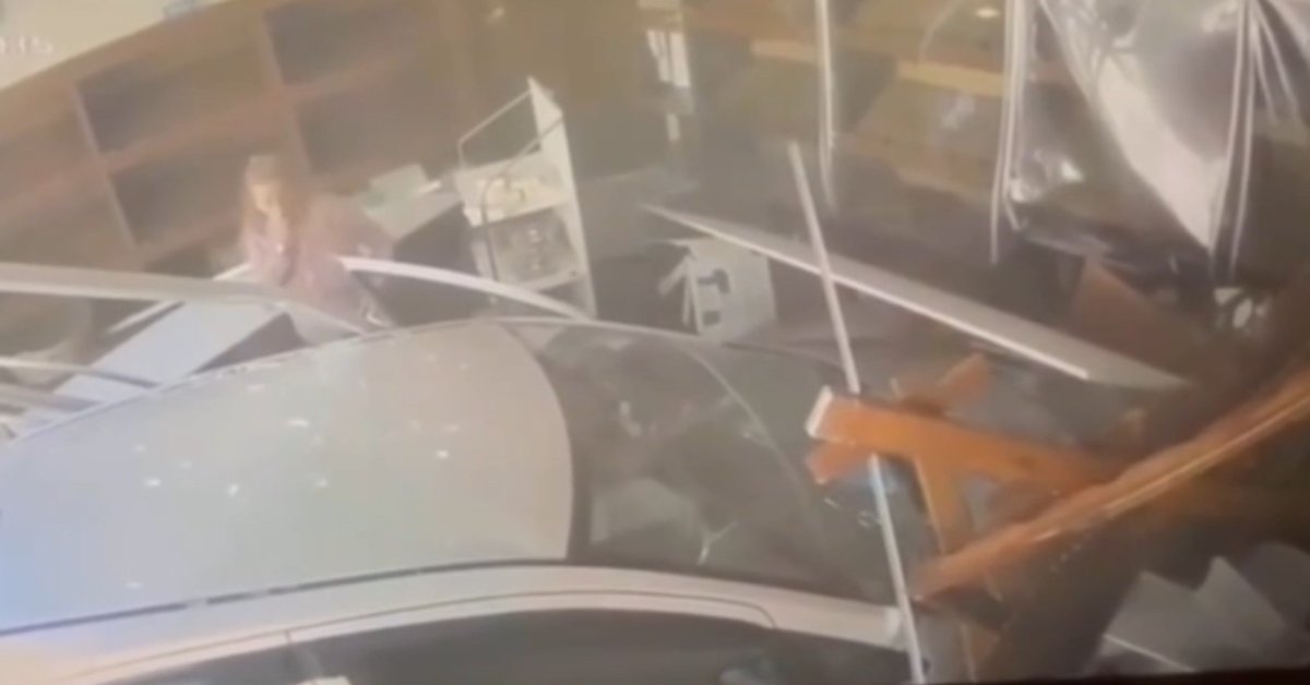 firina-dalan-otomobil-ortaligi-savas-alanina-cevirdi-o-anlar-kamerada