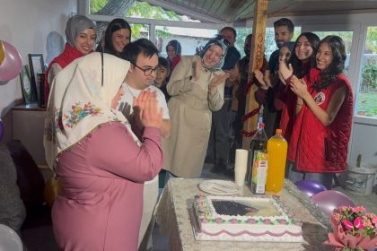 genclerden-down-sendromlu-kardeslere-yurek-isitan-dogum-gunu-surprizi