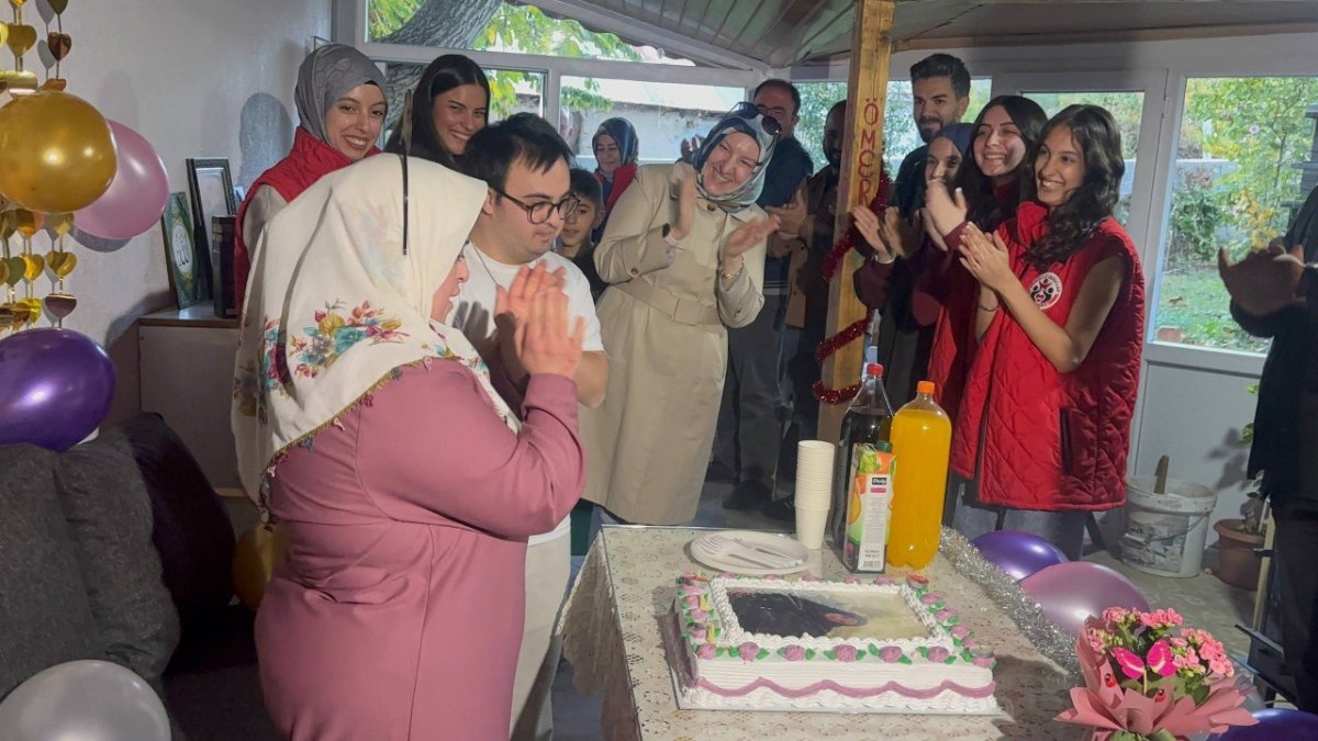 genclerden-down-sendromlu-kardeslere-yurek-isitan-dogum-gunu-surprizi