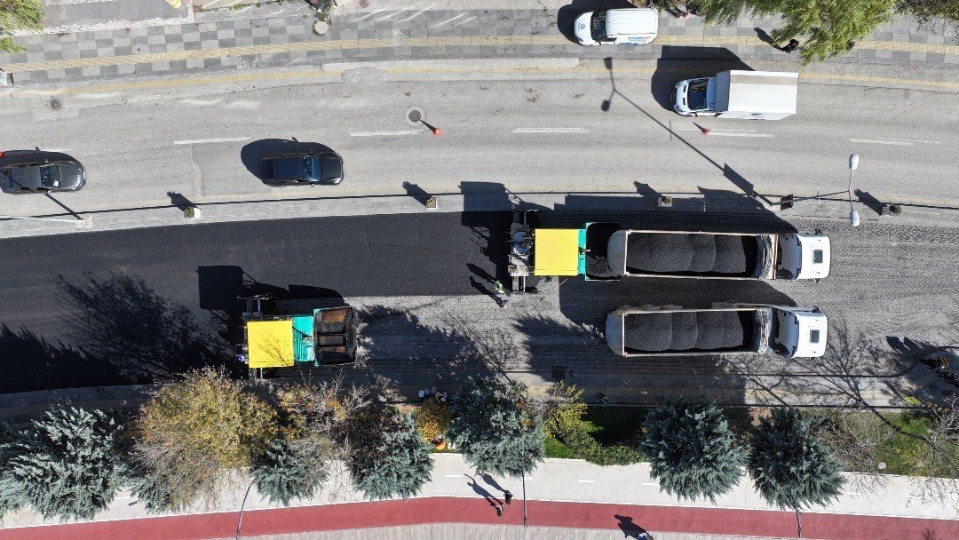 golbasi-belediyesinden-sicak-asfalt-serimi-calismalari