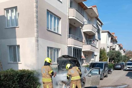 gonende-park-halindeki-arac-alev-aldi