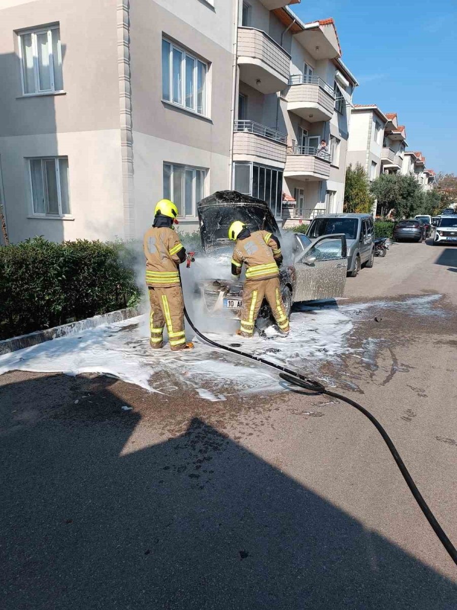 gonende-park-halindeki-arac-alev-aldi