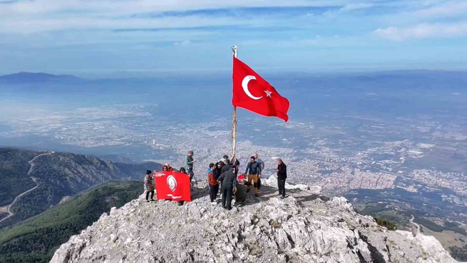 gorme-engelliler-spil-dagi-zirvesinde-bayrak-degistirdi