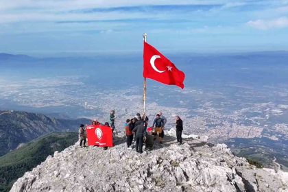 gorme-engelliler-spil-dagi-zirvesinde-bayrak-degistirdi