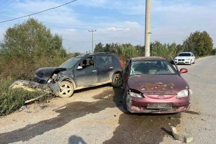 iki-arac-kafa-kafaya-carpisti-2-yarali