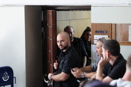 israil-askerlerinin-filistinli-esire-tecavuz-goruntulerini-sizdiran-eski-askeri-bassavci-hakim-karsisinda