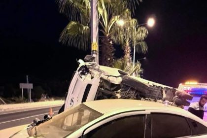 kamyonet-ile-otomobil-carpisti-4-yarali