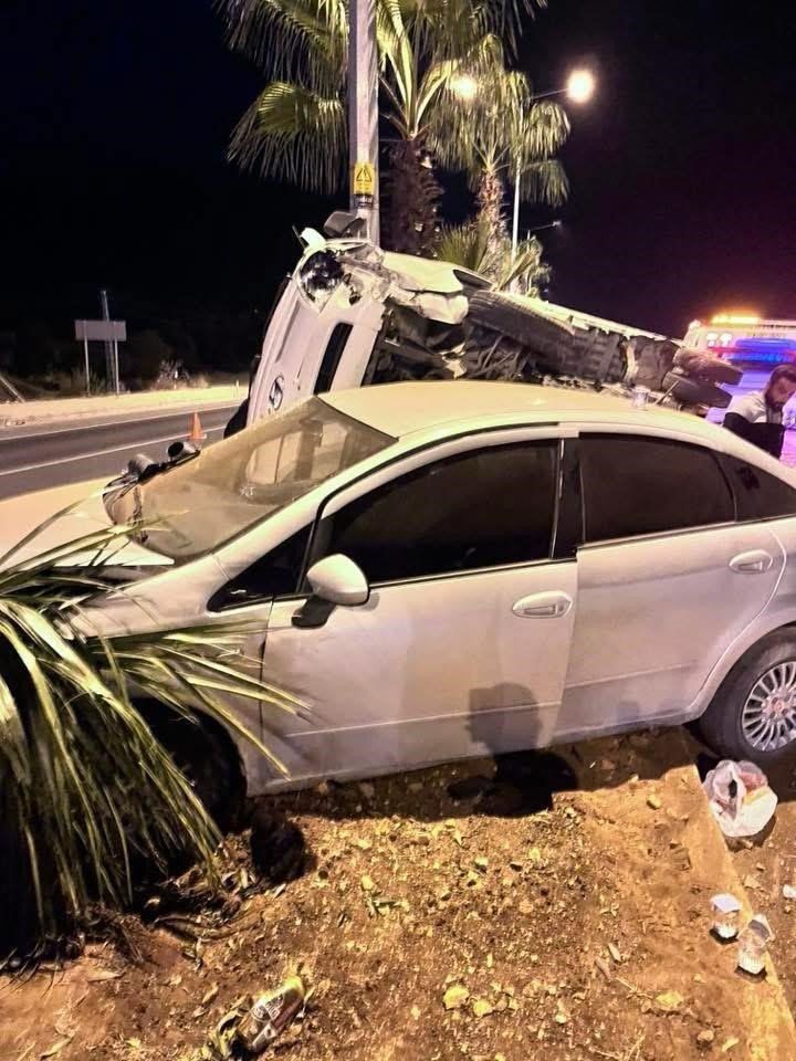 kamyonet-ile-otomobil-carpisti-4-yarali