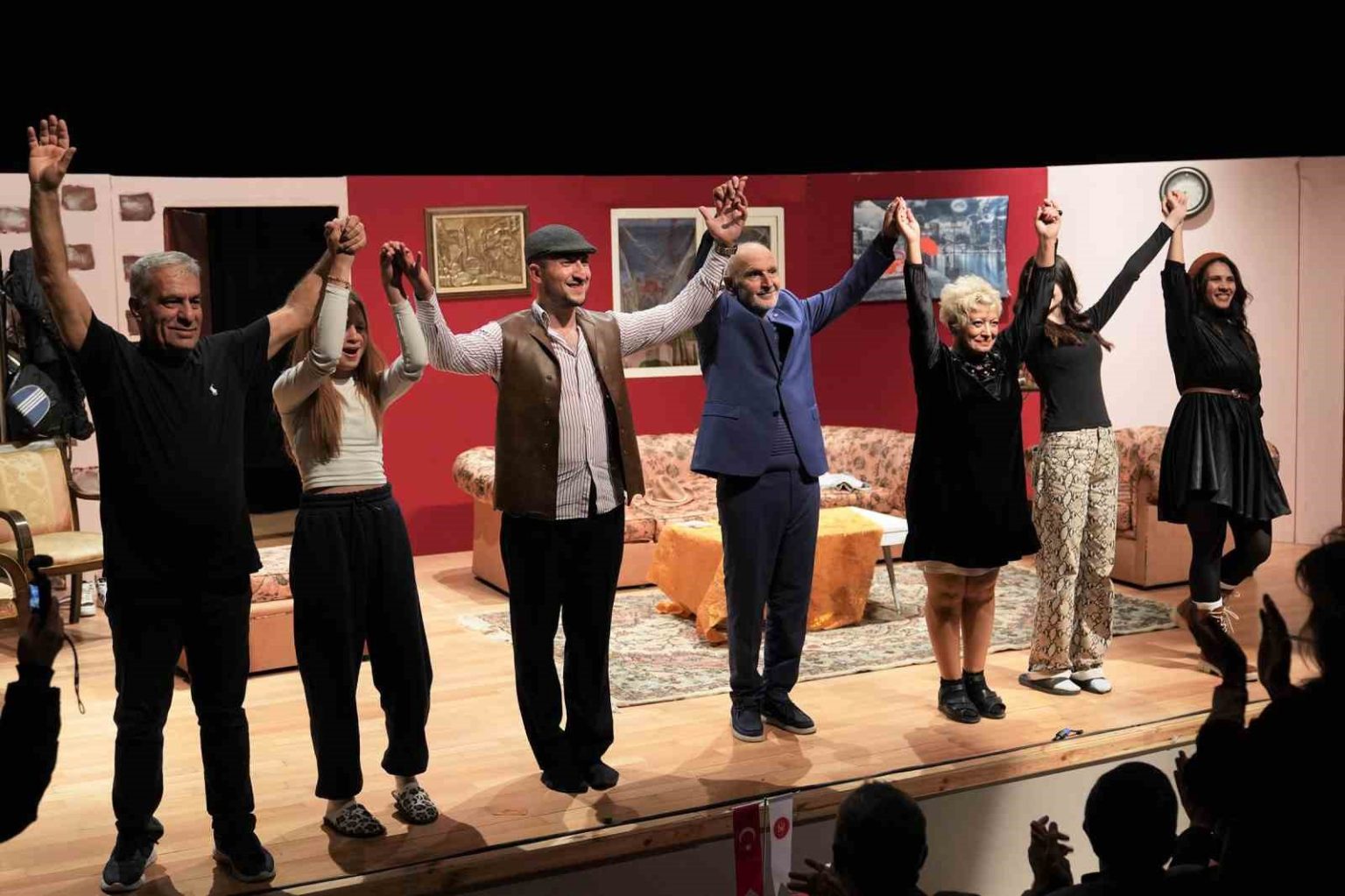 keciorende-babam-geri-dondu-isimli-tiyatro-oyununa-buyuk-ilgi