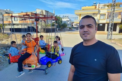 kendi-cocukken-hic-binmedi-mahalle-mahalle-gezerek-cocuklari-donme-dolabina-bindiriyor