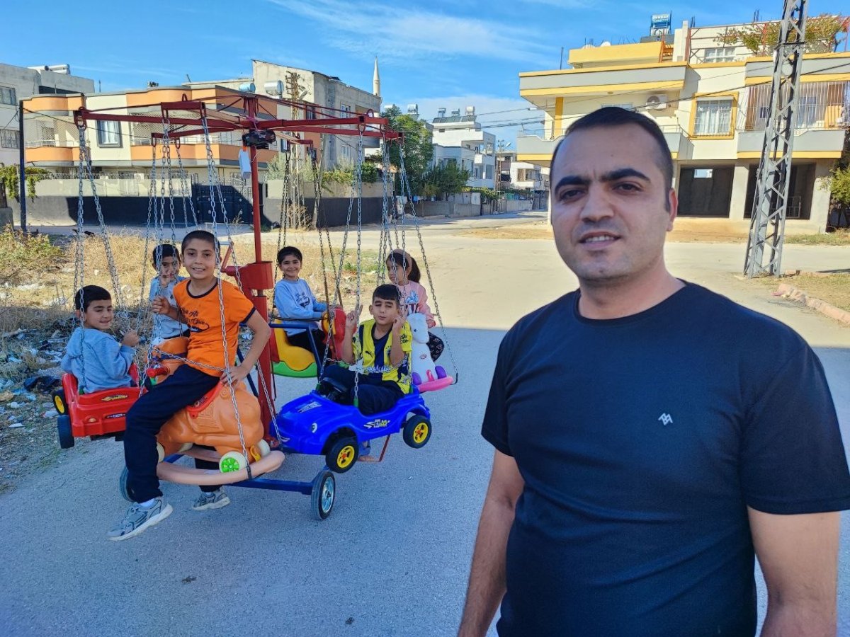 kendi-cocukken-hic-binmedi-mahalle-mahalle-gezerek-cocuklari-donme-dolabina-bindiriyor