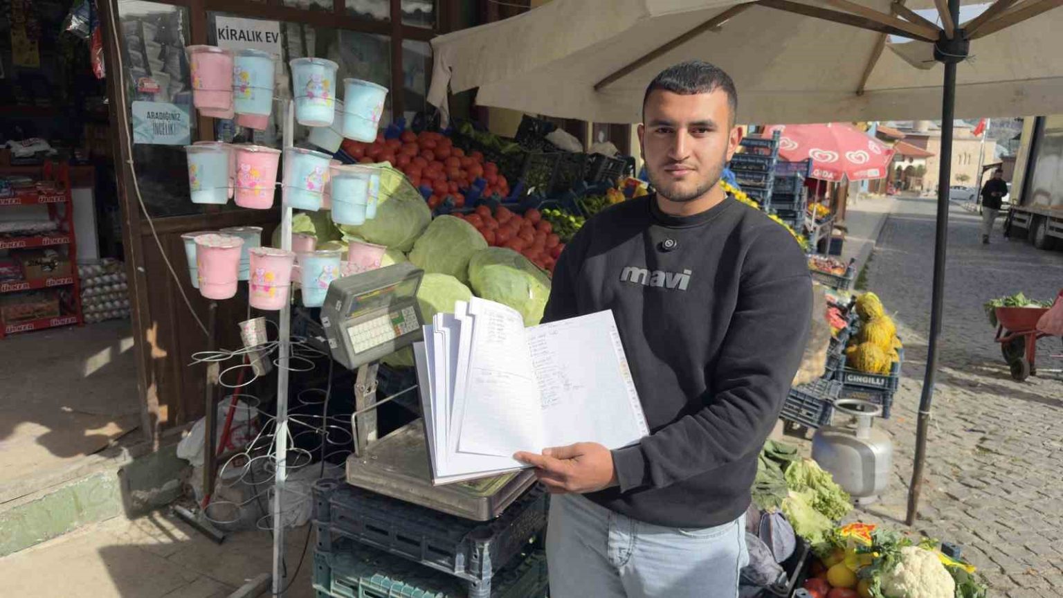 kimse-bilmesin-allah-bilsin-diyerek-150-bin-liralik-veresiye-defterini-kapatti