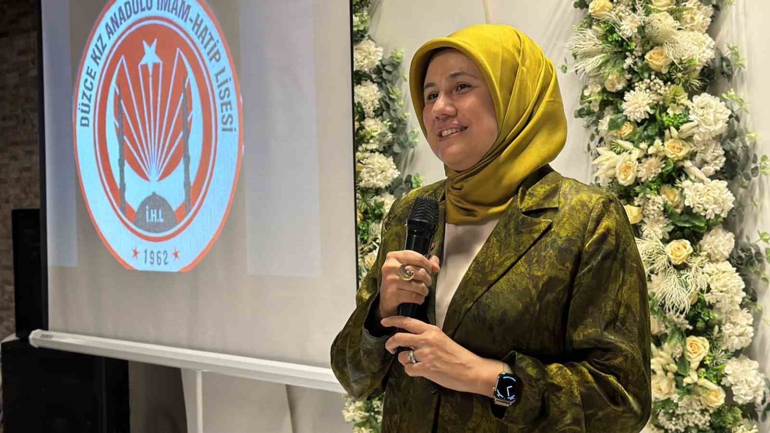 kizilay-genel-baskani-yilmaz-duzcede-41-yillik-egitim-hayatini-noktalayan-hocasi-icin-duzenlenen-veda-programina-katildi