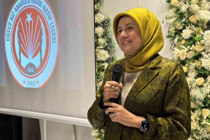 kizilay-genel-baskani-yilmaz-duzcede-41-yillik-egitim-hayatini-noktalayan-hocasi-icin-duzenlenen-veda-programina-katildi