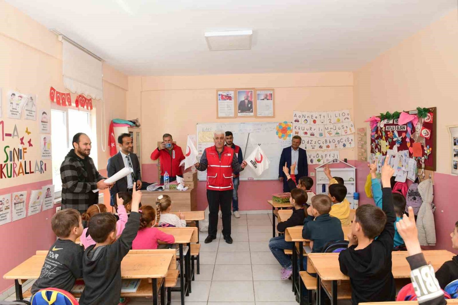 kizilaydan-cataktaki-ogrencilere-anlamli-destek