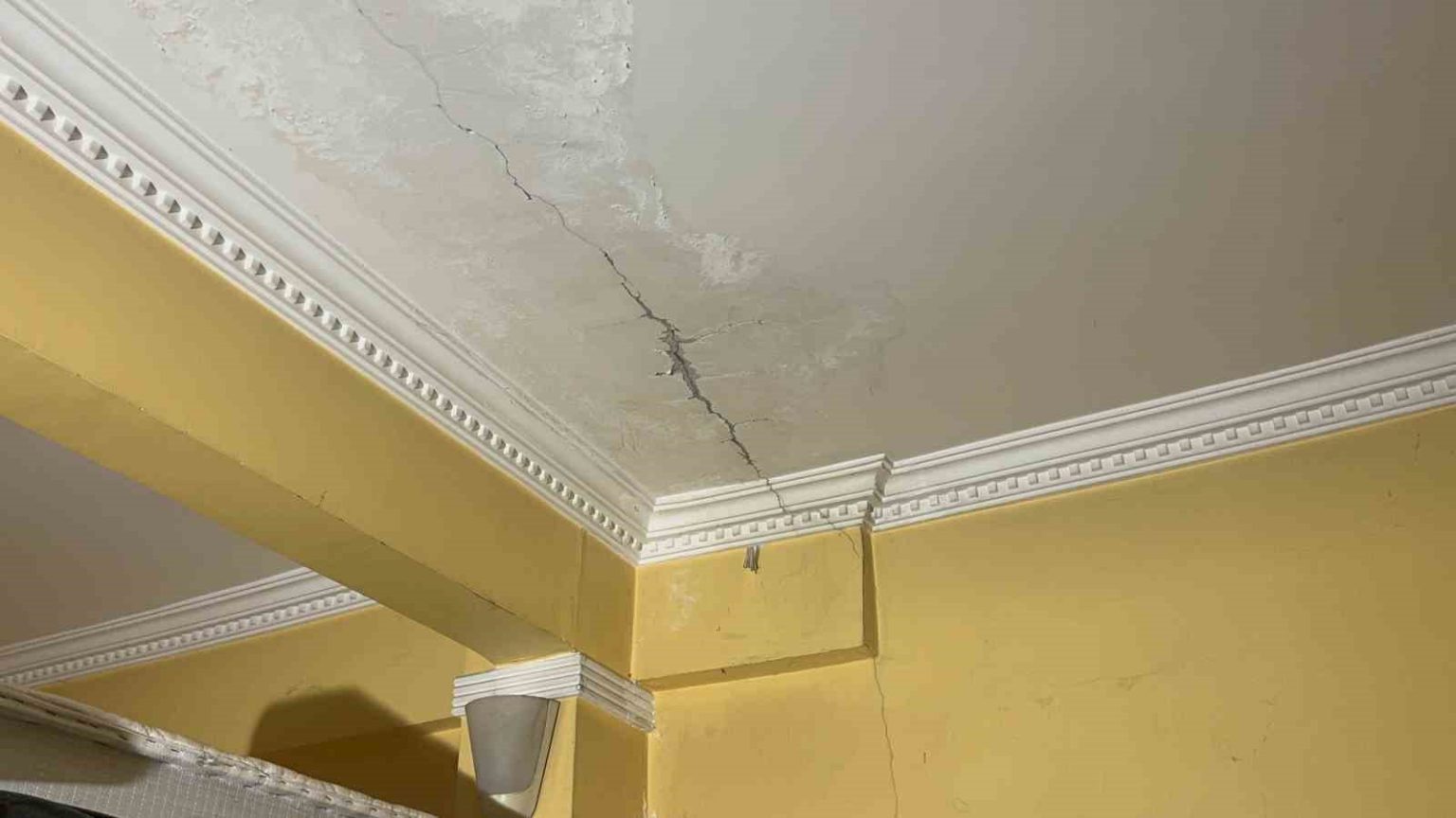 kocaelide-bir-binanin-kolonlari-catladi-aileler-korkuyla-evi-tahliye-etti