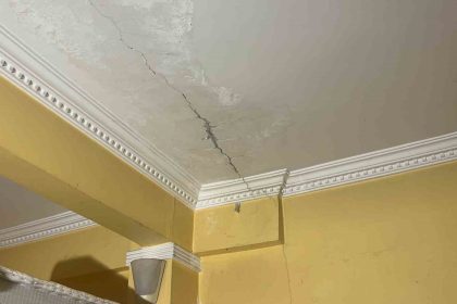 kocaelide-bir-binanin-kolonlari-catladi-aileler-korkuyla-evi-tahliye-etti