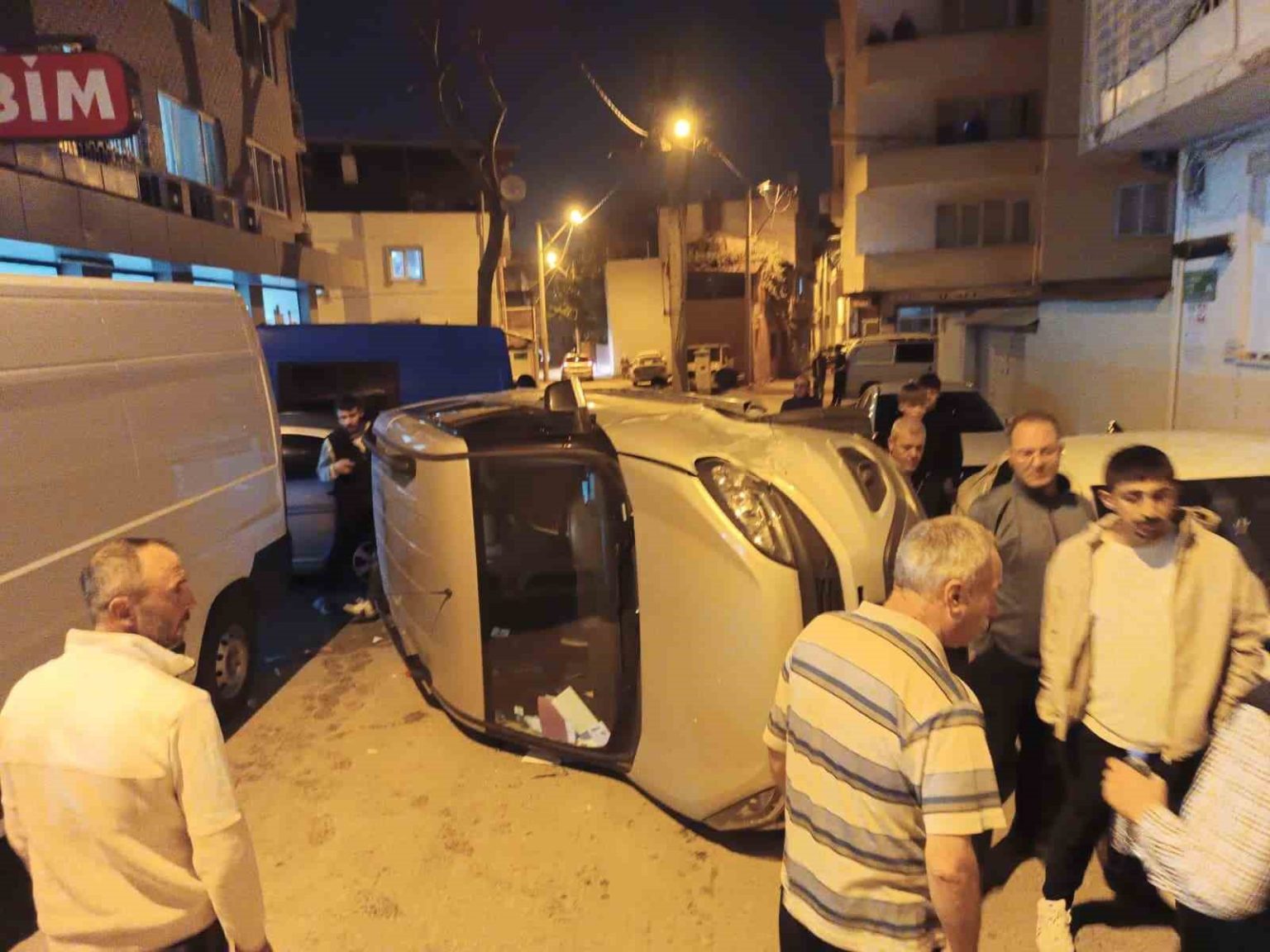 kontrolden-cikan-otomobil-yan-dondu-1-yarali
