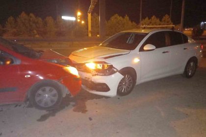 kotrolden-cikan-otomobil-radar-gorevi-yapan-polis-aracina-carpti-2-kisi-yaralandi