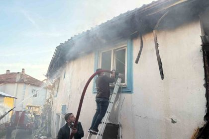 kutahyada-cikan-yanginda-iki-ev-ve-bir-ahir-kullanilamaz-hale-geldi